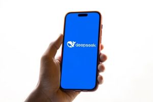 Deepseek AI chatbot app, a leading Chinese AI assistant gaining popularity in the US market